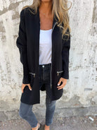 Xandra zwart longline vest met ritszakken, vooraanzicht open